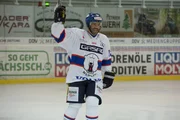 Nach dem Unfalltod seiner Frau beendet der Eishockeyspieler Karl Behrens (Hannes Jaenicke, r.) seine Karriere und zieht seine Tochter Nic (Lisa Bahati Wihstutz, l.) gro&szlig;. Als ihr Eishockeytrainer erzieht er das M&auml;dchen eher wie einen Jungen auf ...
