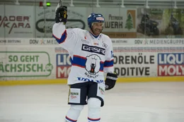 Nach dem Unfalltod seiner Frau beendet der Eishockeyspieler Karl Behrens (Hannes Jaenicke, r.) seine Karriere und zieht seine Tochter Nic (Lisa Bahati Wihstutz, l.) gro&szlig;. Als ihr Eishockeytrainer erzieht er das M&auml;dchen eher wie einen Jungen auf ...