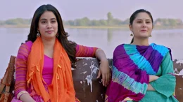 Parthavi (Janhvi Kapoor, l.), Ambika (Ishika Gagneja, r.)