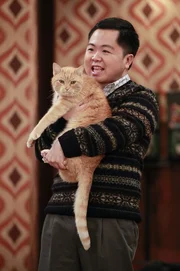 Noch ahnt Han (Matthew Moy) nicht, dass die Katze von Max und Caroline ein Geheimnis h&uuml;tet ...