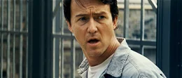 Eigentlich ist Bruce Banner (Edward Norton) ein ganz normaler Durchschnittswissenschaftler. W&auml;ren da nicht seine Wutanf&auml;lle, in denen er sich in ein gr&uuml;nes, gro&szlig;es Monster verwandelt, das ziemlich viel kaputt macht ...