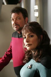 Riker (Jonathan Frakes, l.) hat psychische Probleme und erhält von Troi (Marina Sirtis, r.) den Rat, sich Aufzeichnungen von den Missionen der ersten Enterprise anzusehen ... Riker (Jonathan Frakes, l.) hat psychische Probleme und erhält von Troi (Marina Sirtis, r.) den Rat, sich Aufzeichnungen von den Missionen der ersten Enterprise anzusehen ...