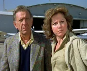 Quincy (Jack Klugman) und Holly Mahoney (Katherine Justice) k&auml;mpfen f&uuml;r Gerechtigkeit f&uuml;r die Opfer eines Flugzeugabsturzes.