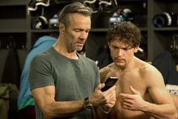 Als Eishockeycoach Karl (Hannes Jaenicke, l.) erkennt, dass sein Erzfeind alle Register ziehen wird, um seine Tochter aus der Mannschaft zu schmei&szlig;en, sind auch seine Freunde (Marlon Kittel, r.) total entsetzt. Karl wird klar, dass er mit legalen Mitteln dies kaum verhindern kann ...