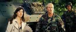 W&auml;hrend ihr Vater, "Thunderbolt" Ross (William Hurt, M.) versucht, um Bruce Banner in seine Gewalt zu bringen, damit er ihn f&uuml;r milit&auml;rische Zwecke benutzen kann, tut Betty (Liv Tyler, l.) alles, um ihre gro&szlig;e Liebe zu retten ...