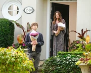 L-R: Dr. Shaun Murphy (Freddie Highmore) and Debbie Wexler (Sheila Kelley)