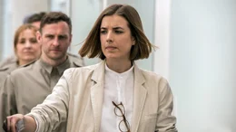 Dr. Freya Upton (Agyness Deyn)