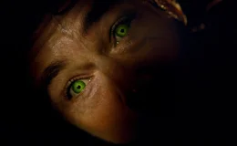 Immer wenn er w&uuml;tend wird, wird er gr&uuml;nlich und ger&auml;t v&ouml;llig au&szlig;er Kontrolle: Dr. Bruce Banner alias Hulk (Edward Norton) ...
