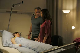 An Nics (Lisa Bahati Wihstutz, l.) Krankenhausbett kommen sich Karl (Hannes Jaenicke, M.) und Sonja (Julia-Maria K&ouml;hler, r.) n&auml;her und erkennen endlich, dass sie beide dieses M&auml;dchen lieben. Gemeinsam nehmen sie nun den Kampf gegen den ungerechten Schuldirektor auf ...