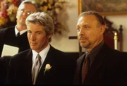 Hoffen, dass sich Maggie nun endlich traut: Ike Graham (Richard Gere, l.) und Fisher (Hector Elizondo, r.)  ...