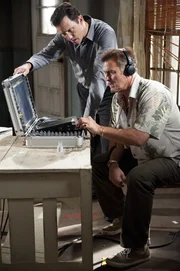 Michael (Jeffrey Donovan, l.) und Sam (Bruce Campbell) wollen einen Menschenhändlerring zerschlagen: Die Spur führt sie zunächst in ein Hotel, wo sich der Drahtzieher der Bande aufhält. Michael (Jeffrey Donovan, l.) und Sam (Bruce Campbell) wollen einen Menschenhändlerring zerschlagen: Die Spur führt sie zunächst in ein Hotel, wo sich der Drahtzieher der Bande aufhält.