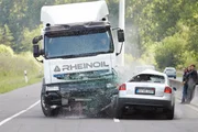 Semir (Erdogan Atalay) und Alex (Vinzenz Kiefer, r.) konnten Ina Fischer (Eva-Maria May) zwar unversehrt von der Autobahn holen, doch die Rettungsaktion verursacht einen schweren Unfall...