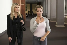 Nachdem Jody (Ashley Tisdale, r.) die Rolle der Swan Queen ergattert hat, l&auml;sst das Ballett sie nicht mehr los. Sie und ihre Freundin Barbara (Heather Locklear, r.) sind sich einig: Da stimmt irgendwas nicht ...