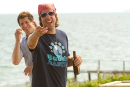 Todd (Andy Samberg, l.); Donny (Adam Sandler, r.)
