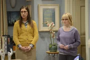 Sind etwas perplex, als sie im Internet ein Video finden - in dem ans Licht kommt, welche sexuellen Vorlieben Howard hat: Amy (Mayim Bialik, l.) und Bernadette (Melisa Rauch, r.) ... Sind etwas perplex, als sie im Internet ein Video finden - in dem ans Licht kommt, welche sexuellen Vorlieben Howard hat: Amy (Mayim Bialik, l.) und Bernadette (Melisa Rauch, r.) ...