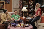 Verbringen einen ganz speziellen Abend miteinander: Penny (Kaley Cuoco, r.), Leonard (Johnny Galecki, M.) und Raj (Kunal Nayyar, l.) ... Verbringen einen ganz speziellen Abend miteinander: Penny (Kaley Cuoco, r.), Leonard (Johnny Galecki, M.) und Raj (Kunal Nayyar, l.) ...