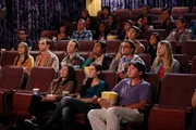 Ein Kinoabend unter Freunden: (2. Reihe von vorne v.l.n.r.) Amy (Mayim Bialik), Sheldon (Jim Parsons), Stuart (Kevin Sussman), Raj (Kunal Nayyar), Leonard (Johnny Galecki) und Penny (Kaley Cuoco) ... Ein Kinoabend unter Freunden: (2. Reihe von vorne v.l.n.r.) Amy (Mayim Bialik), Sheldon (Jim Parsons), Stuart (Kevin Sussman), Raj (Kunal Nayyar), Leonard (Johnny Galecki) und Penny (Kaley Cuoco) ...