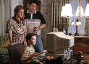 Ein teurer Wunsch von Sheldon (Iain Armitage, vorne) bringt seine Eltern Mary (Zoe Perry, l.) und George (Lance Barber, r.) in eine missliche Lage ... Ein teurer Wunsch von Sheldon (Iain Armitage, vorne) bringt seine Eltern Mary (Zoe Perry, l.) und George (Lance Barber, r.) in eine missliche Lage ...