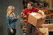 Penny (Kaley Cuoco, l.) kann es nicht fassen: Sheldon (Jim Parsons, r.) hat sich von seiner Mutter alte Arbeiten schicken lassen, die er als Kind geschrieben hat, da er glaubt, darin vielleicht eine wissenschaftliche Sensation zu entdecken, die ihm den ersehnten Nobelpreis einbringt ...