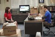 Da Sheldon (Jim Parsons, r.) Probleme hat, seine ganzen alten Arbeiten, die er als Kind geschrieben hat, durchzuschauen, stellt er sich zum Missfallen von Amy, eine Assistentin (Margo Harshman, l.) ein ...