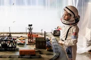 Greift zu drastischen Ma&szlig;nahmen, um unter keinen Umst&auml;nden mit Krankheitserregern in Ber&uuml;hrung zu kommen: Sheldon (Iain Armitage) ...
