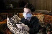 Sheldon (Iain Armitage) tut alles, um selber gesund zu bleiben ...