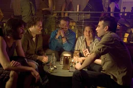 Noch h&auml;ngt Ben (Seth Rogen, 2.v.l.) mit seinen vier Slacker-Kumpanen Jonah (Jonah Hill, 2.v.r.), Jason (Jason Segel, M.), Jay (Jay Baruchel, r.) und Martin (Martin Starr, l.) herum, kifft und redet dummes Zeug. Was er nicht ahnt: In neun Monaten wird er ein Kind haben ...