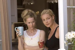 Acht Wochen nach einem One Night Stand muss sich Alison (Katherine Heigl, r.) st&auml;ndig &uuml;bergeben. Sie vertraut sich ihrer Schwester (Leslie Mann, l.) an und gemeinsam wird eine ganze T&uuml;te voller Schwangerschaftstests gekauft. Denn auf einen kann man sich ja nicht verlassen ...