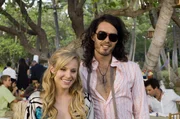 Nach der absolut katastrophalen Trennung von seiner Freundin Sarah beschlie&szlig;t Peter, auf Hawaii Urlaub zu machen. Allerdings haben Sarah (Kristen Bell, l.) und ihr neuer Freund (Russell Brand, r.) die gleiche Idee ...