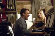 Als Krimiserien-Star Sarah Marshall (Kristen Bell, r.) mit ihrem Freund, TV-Komponist Peter Bretter (Jason Segel, l.) Schluss macht, bricht f&uuml;r diesen eine Welt zusammen. Um seinen Kummer zu erleichtern, plant er einen Urlaub auf Hawaii ...