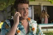 Peter (Jason Segel, l.) will nach der Trennung von seiner Freundin seine Wunden lecken und Abstand gewinnen. Deshalb bucht er einen Hawaii-Urlaub. Doch er rechnet nicht damit, dass seine Ex (Kristen Bell, r.) mit ihrem neuen Lover Aldous Snow (Russell Brand, M.) dieselbe Idee hat ...