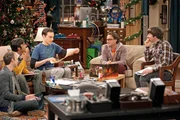 Ein ganz besonderer Spieleabend: Howard (Simon Helberg, r.), Sheldon (Jim Parsons, M.), Leonard (Johnny Galecki, 2.v.r.), Raj (Kunal Nayyar, 2.v.l.) und Stuart (Kevin Sussman, l.) ... Ein ganz besonderer Spieleabend: Howard (Simon Helberg, r.), Sheldon (Jim Parsons, M.), Leonard (Johnny Galecki, 2.v.r.), Raj (Kunal Nayyar, 2.v.l.) und Stuart (Kevin Sussman, l.) ...