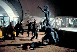 Nicht immer kommt alles Gute von oben: In der Ein&ouml;de von Arizonas W&uuml;ste schl&auml;gt ein riesiger Meteorit ein. Dieser bringt eine au&szlig;erirdische Lebensform auf die Erde, die &auml;u&szlig;erst rabiat ist ...