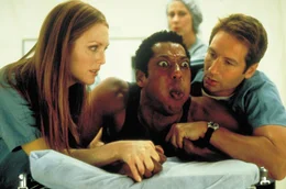 Bald machen allerlei gefr&auml;&szlig;ige Kreaturen und glibberige Substanzen Dr. Allison Reed (Julianne Moore, l.), Dr. Ira Kane (David Duchovny, r.) und Dr. Harry Block (Orlando Jones, M.) das Leben schwer ...