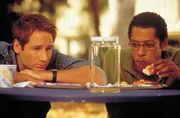 Die Freude &uuml;ber den spektakul&auml;ren Fund der Einzeller - und die Aussicht auf den n&auml;chsten Nobelpreis - tr&uuml;bt sich schon bald, als Dr. Ira Kane (David Duchovny, l.) und Dr. Harry Block (Orlando Jones, r.) bemerken, wie schnell sich die Organismen entwickeln ...
