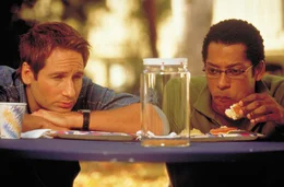 Die Freude &uuml;ber den spektakul&auml;ren Fund der Einzeller - und die Aussicht auf den n&auml;chsten Nobelpreis - tr&uuml;bt sich schon bald, als Dr. Ira Kane (David Duchovny, l.) und Dr. Harry Block (Orlando Jones, r.) bemerken, wie schnell sich die Organismen entwickeln ...