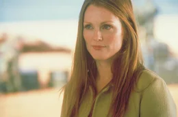 Die tollpatschige Wissenschaftlerin Allison (Julianne Moore) kann mit der Evolution der Au&szlig;erirdischen kaum Schritt halten ...