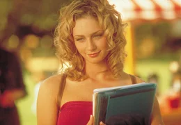 Nadine (Katharine Towne) steht vor einem R&auml;tsel: Was passiert mit den unaufh&ouml;rlich wachsenden au&szlig;erirdischen Einzellern ...