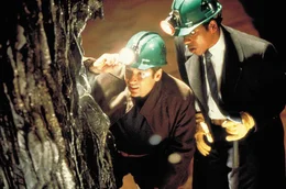 Als der Wissenschaftler Dr. Ira Kane (David Duchovny, r.) und sein Kollege Dr. Harry Block (Orlando Jones, M.) einen abgest&uuml;rzten Meteoriten untersuchen, entpuppt sich dieser als Tr&auml;ger einer au&szlig;erirdischen Lebensform. Im Gegensatz zur Evolution des Menschen entwickelt sich jedoch die Alien-Paste rasant schnell ...