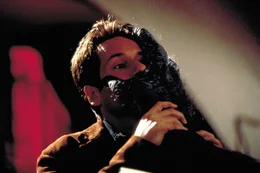 Die Organismen legen eine blitzartige Entwicklung hin. Schon nach wenigen Tagen sind &auml;u&szlig;erst mies gelaunte au&szlig;erirdische Flugechsen unterwegs, die Ira (David Duchovny) schwer zusetzen ...