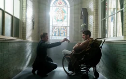 Max Vatan (Brad Pitt, l.); Guy Sangster (Matthew Goode, r.)