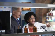 Leroy Jethro Gibbs (Mark Harmon, l.); Kasie Hines (Diona Reasonover, r.)