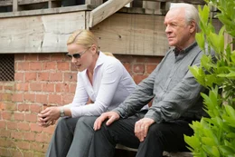 Katherine Cowles (Abbie Cornish, l.); John Clancy (Anthony Hopkins, r.)