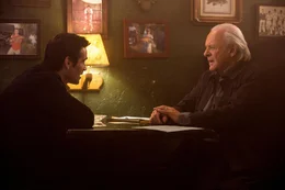 Charles Ambrose (Colin Farrell, l.); John Clancy (Anthony Hopkins, r.)