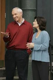 Kommen &uuml;ber das Wochenende nach New York, um Ted zu besuchen - und treten eine Lawine los: Teds Eltern Virginia (Cristine Rose, r.) und Alfred Mosby (Michael Gross, l.) ...