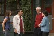 Eigentlich wollte Ted (Josh Radnor, 2.v.l.) seinen Eltern Virginia (Cristine Rose, r.) und Alfred Mosby (Michael Gross, 2.v.r.) seine neue Freundin Robin (Cobie Smulders, l.) vorstellen, doch mit der Neuigkeit, die er nun erfahren muss, hat er &uuml;berhaupt nicht gerechnet ...