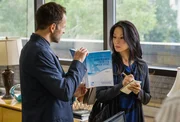Als ein anerkannter Mathematiker tot aufgefunden wird, beginnen Sherlock Holmes (Jonny Lee Miller, l.) und Joan Watson (Lucy Liu, r.) sofort mit den Ermittlungen ...