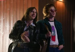Bernie Taupin (Jamie Bell, l.); Elton John (Taron Egerton r.)