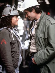 Insgeheim hat sich Alex (Jennifer Beals, l.) schon vor l&auml;ngerer Zeit in ihren Fabrikboss Nick (Michael Nouri, r.) verliebt. Als sie merkt, dass Nick ihre Gef&uuml;hle erwidert und sich f&uuml;r ihre Tanzleidenschaft begeistert, ist sie zun&auml;chst au&szlig;er sich vor Freude ...