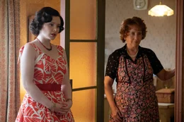 Sheila Dwight (Bryce Dallas Howard, l.); Ivy (Gemma Jones, r.)
